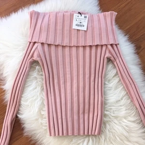 ROSA zara topp  - ❌TRÖJAN JAG SÄLJER ÄR STRL S. DE TVÅ FÖRSTA BILDERNA ÄR LÅNADE❌  tröjan har slits vid nedre delen av ärmarna☺️