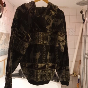 Oversized stickade hoodie tröja  - Super fin stickad tröja som passar till allt och matcherar med allt. Tröjan sitter oversized och mycket mysig och varmt.Köpte den I Italy och den är slut såld. Finns fler bilder och bud I kommenterna.Passar 