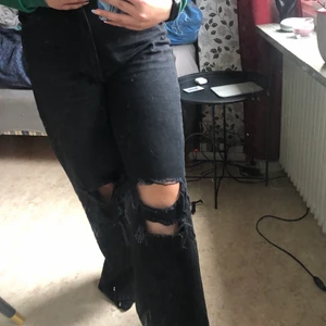 Svarta baggy Jeans - Dessa är köpta här på plick och säljer pga att de är förstora både i midjan och längden. Strl 42/ XL