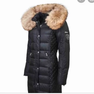 Rock and blue  - Jättefin jacka det är inte den långa modellen som på bilden utan den mellan längden  dragkedjan man drar upp med har gått av men går att stänga jackan ändå. Bild skickas!, är 163cm och den går under min rumpa.  Är storlek s/m men den passsr mig som är en storlek S. Skriv för mer bilder❤️ säljer pga köpt ny, bra skick!  