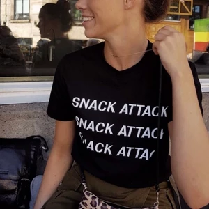 T-shirt från Ganni - Säljer en svart t-shirt med tryck från Ganni. Tröjan är i fint skick!