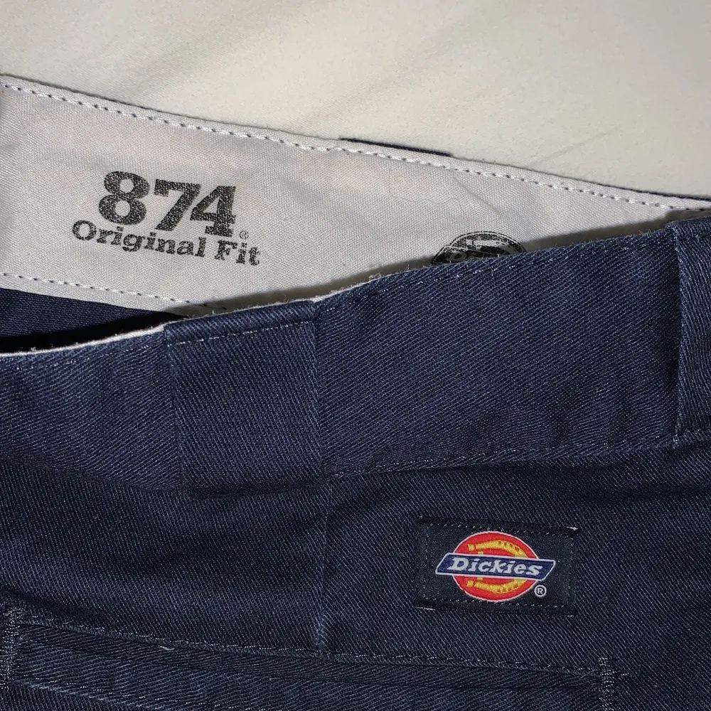 Mörkblåa dickies 874 i storlek 34/32. Jeans & Byxor.