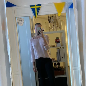 Rosa sweater från gina tricot, medium - En fin rosa sweater, lång både fram och bad med skärning på sidan. Från Gina tricot, storlek small/medium. Har inte haft den länge men köpte på loppis, aldrig använt och sen va i princip nyskick även från loppis. Stickad.