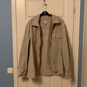 Beige Manchester jacka i storlek XL - En snygg manchester jacka i storlek XL från HM