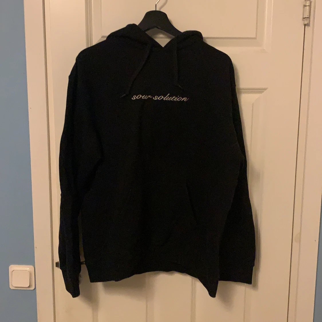 Svart hoodie storlek L