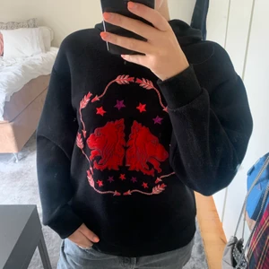 Sandro hoodie!❤️ - Säljer denna Hoodie från Sandro! Gott skick men själva snöret har jag tagit ut och är tyvärr borttappat(tyckte att det var snyggare utan👌🏼). Storlek 1. Nypris ca 3000 kr. Köparen står för frakt😊
