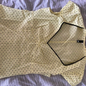 Prickig topp  - En gul prickig topp med fina detaljer och fin passform. Det är storlek 38 men skulle säga att den är mer som 36. Skriv om ni har frågor eller om ni vill ha fler bilder💖