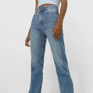 Säljer dessa fina jeans från Strandivarius då det är för långa på mig (är 164 cm) och ej kommer till användning. Jeansen är knappt använda och i väldigt fint skick. Storlek 36. Köparen står för frakt. (OBS! De två första bilderna är lånade)💘