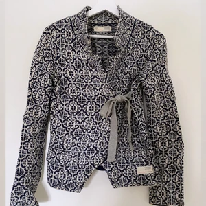 Odd Molly kofta  - Odd Molly omlottkofta, blå/vit, nyskick.