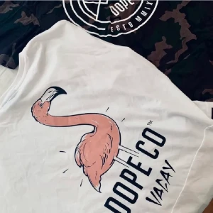 T-shirt från Dope - Vit t-shirt med tryck på ryggen från Dope. Strl S.