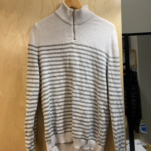 Tröja - En mycket fräsch tröja som sitter väldigt bra, poppulär modell från ASOS. fraktas över hela Sverige, samt att köparen står för frakten!☺️