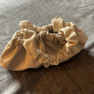 Väska - Jättesöt Handväska från NA-KD. Aldrig använd. Rymmer mycket 😇🤎