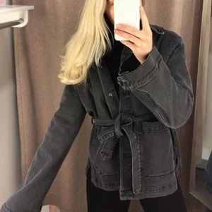 Jeansjacka från Carin Wester❤️ - Så fin jeansjacka från Carin Wester, jättefin passform! Säljer då den tyvärr inte längre kommer till användning, nypris 799kr 
