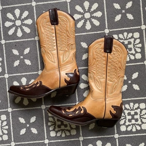 Cowboy boots - Skit snygga cowboyboots i bra skick och i storelk 37. För små för mig så kommer inte till användning❤️