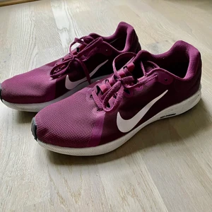 Nike träningsskor - Nike träningsskor, nyskick. Endast använda inomhus två ggr, fel strl för mig.