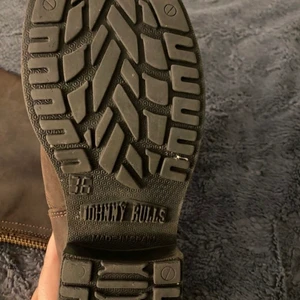 Johnnybulls  - (Andra bilden är lånad) Jätte fint par Johnny bulls som knappt är använda. Skriv för fler bilder 💕 Köparen står för frakten!🥰