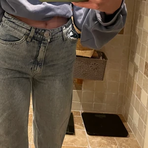 Blåa Jeans från monki - Säljer dessa ljusblåa jeans som är köpta på monki i storlek 24. Jeansen är i väldigt bra skick! Nypris: 400kr säljer för: 150kr + frakt
