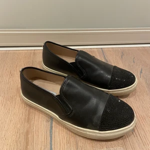 Steve Madden Skor - Superfina skor med glitter stenar på från steve madden, knappt använda så i fint skick!