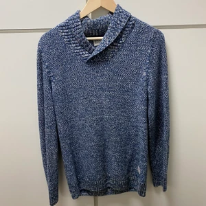 Stickad tröja - Stickad tröja ifrån dobber storlek M. Passar mig bra som är 173. Inga fläckar och knappt använd 