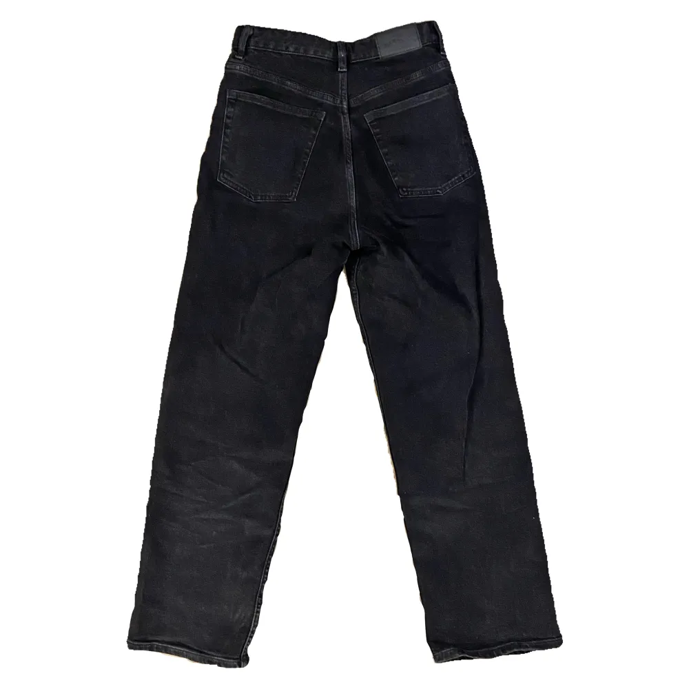 Svarta\mörkgråa straightleg jeans från monki i storlek 26! Fint skick, DM vid frågor osv, såsom fraktkostnad! 🤍. Jeans & Byxor.