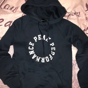 Peak Performance hoodie OANVÄND XS - Hoodie från PP dam strl XS, mörkblå och helt oanvänd. Pris kan diskuteras.