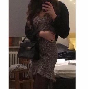 Zara klänning  - Söt blommig klänning från Zara. Fint skick då den är  använd 3-4 gånger. Storlek M. Jag brukar vara en S i vanliga fall. Jag är 167 cm lång                                                                               Jag kan mötas upp i Stockholm och om frakt så står köparen för det. 💗 