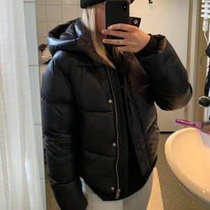 Nelly puff jacket  - Använd fåtal gånger så i nyskick 🥰 från Nelly. 400 kr, nypris kring 700 🐼