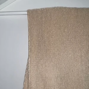 Bootcutbyxa i skimrande glitter tyg! - Fantastiska bootcut/raka byxor i jättefint skick bara testade pågrund av att de är lite långa i längden för mig!🌸 Storlek S/M FLER bilder hur dom sitter vid intresse 