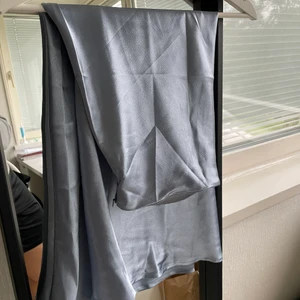 Ljusblå silkeskjol! - Superfin ljusblå silkeskjol! Går ner till vaderna ungefär, sitter jättefint och har en dragkedja på sidan! Endast testad aldrig använd