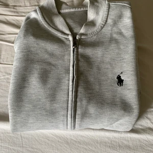Polo Ralph lauren tröja grey - Grå polo sweetshirt ifrån Hennings säljes pga att den är för liten i storleken,endast använt 2-3 ggr. Xs men passar även S. Ordinare pris 1500. Vid snabb affär kan pris diskuteras.