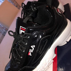  Fila skor i färgen svart - Har använts ett par gånger men säljer eftersom dem är för små. 