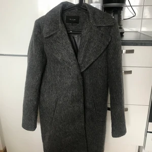 Mörkgrå kappa - Kappa som knappt är använd. 