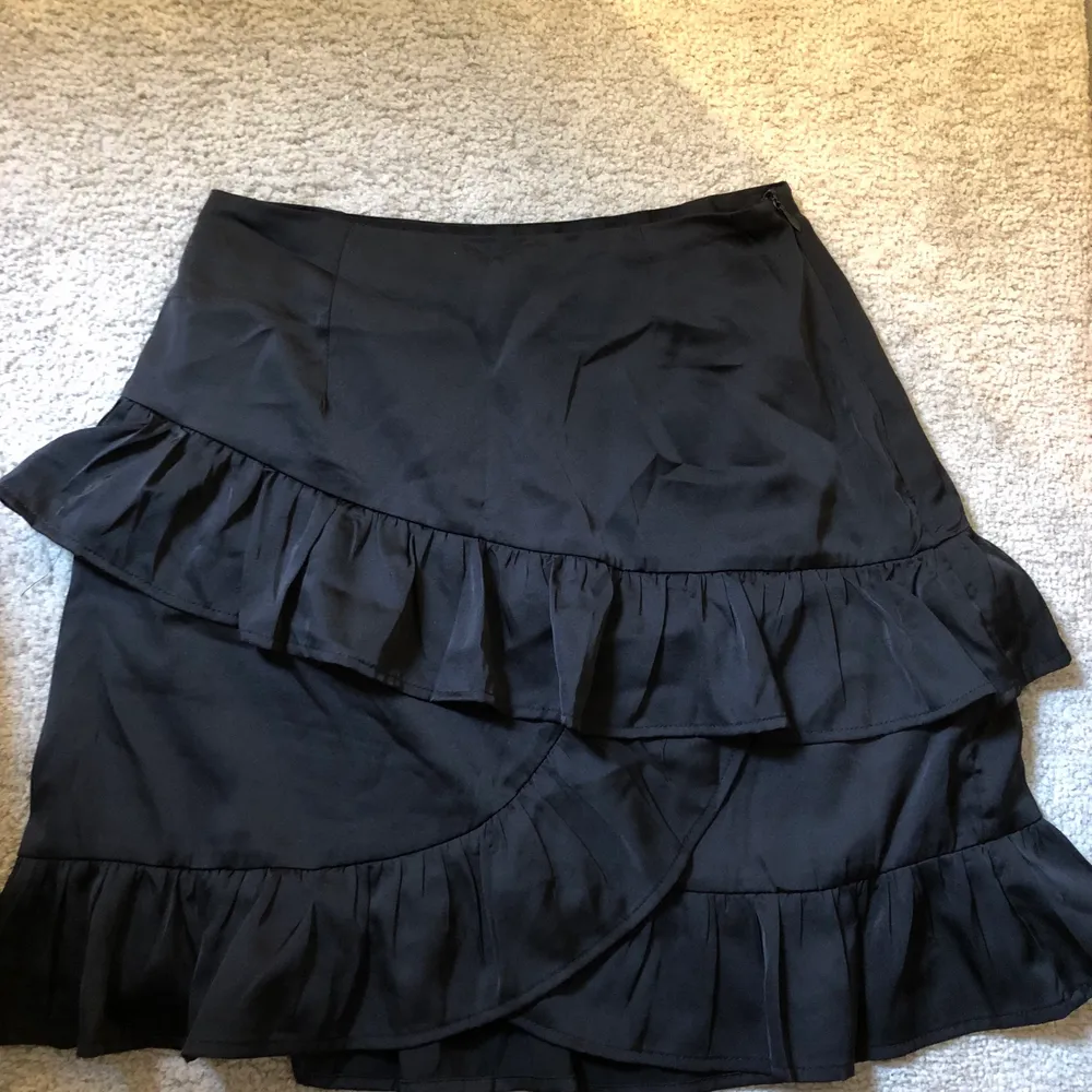 Svart kjol från BIKBOK✨ Storlek 34, Passar till storlek XS och S. Kjolar.