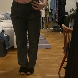 Gråa bästis kostymbyxor  - Gråa pösiga kostymbyxor från Kappahl, men köpte secondhand för 200kr. Semi-Lågmidjade som jag inte trivs med därav säljer jag dem. Är 168cm lång och lägger sig snyggt på sneakers/skor. Skriv för bättre/fler bilder❣️❣️❣️ passar säkert från 36-40