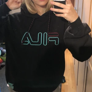 Fila hoodie - Sjukt snygg hoodie från Fila i storleken xs. Passformen tycker jag dock inte stämmer överens med storleken då jag mer tycker att det är S. Den är väldigt varsamt använd och är i väldigt bra skick. Skriv om ni vill ha fler bilder💕