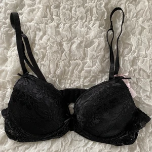 Svart bh i spets - Helt oanvänd. Strl 75A. Säljer pga fel storlek. 