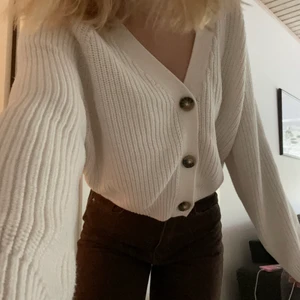 Monki cardigan! - Fin cardigan ifrån Monki! Sparsamt använd, fint skick storlek XXS :) köpare står för frakt och priset går att diskuteras 🥰 nypris ca 300