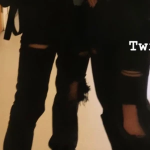 Zara jeans - Säljer dessa super snygga jeans från zara❤️ kan skicka fler bilder privat om så önskas! Inga defekter alls men använda är dom! 