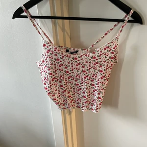 Blommigt linne - Ett gulligt blommigt linne, använd men i bra skick.