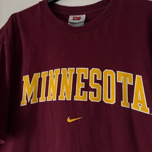 Vintage T-shirt Nike  - Vinröd T-shirt köpt på pop boutique i Göteborg. I superbra skick. Storlek Large & säljs för 200kr (köparen står för frakten) 🙂