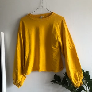 Gul tröja ballongärmar nelly - Jättefin gul tröja i skarp härlig färg. Den är från Nelly.com NLLY trend. Storleken är xs, men den har oversize passform så passar mig med storlek s perfekt och även då med en oversized känsla. Felfritt skick!