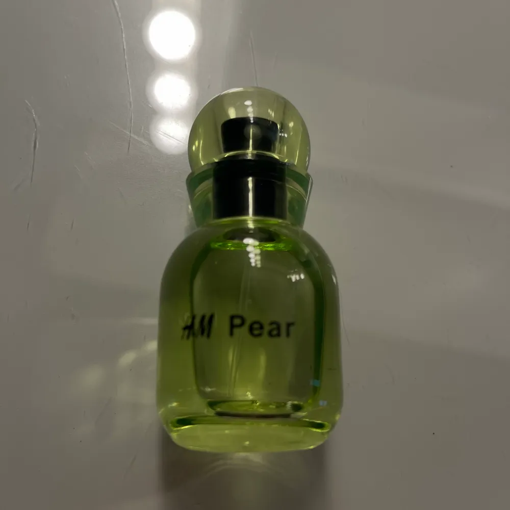 En riktigt fräsch parfym med lukt av päron ifrån H&M 💚 Aldrig kommit till användning och därav säljer jag den! Inte kollat vad frakten är ännu så därför klickar jag i gratis frakt så länge tills nån hör av sig! . Övrigt.