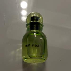 En riktigt fräsch parfym med lukt av päron ifrån H&M 💚 Aldrig kommit till användning och därav säljer jag den! Inte kollat vad frakten är ännu så därför klickar jag i gratis frakt så länge tills nån hör av sig! 