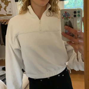 Zip-hoodie, weekday❣️ - Vit croppad zip-Hoodie från weekday i storlek xs. 