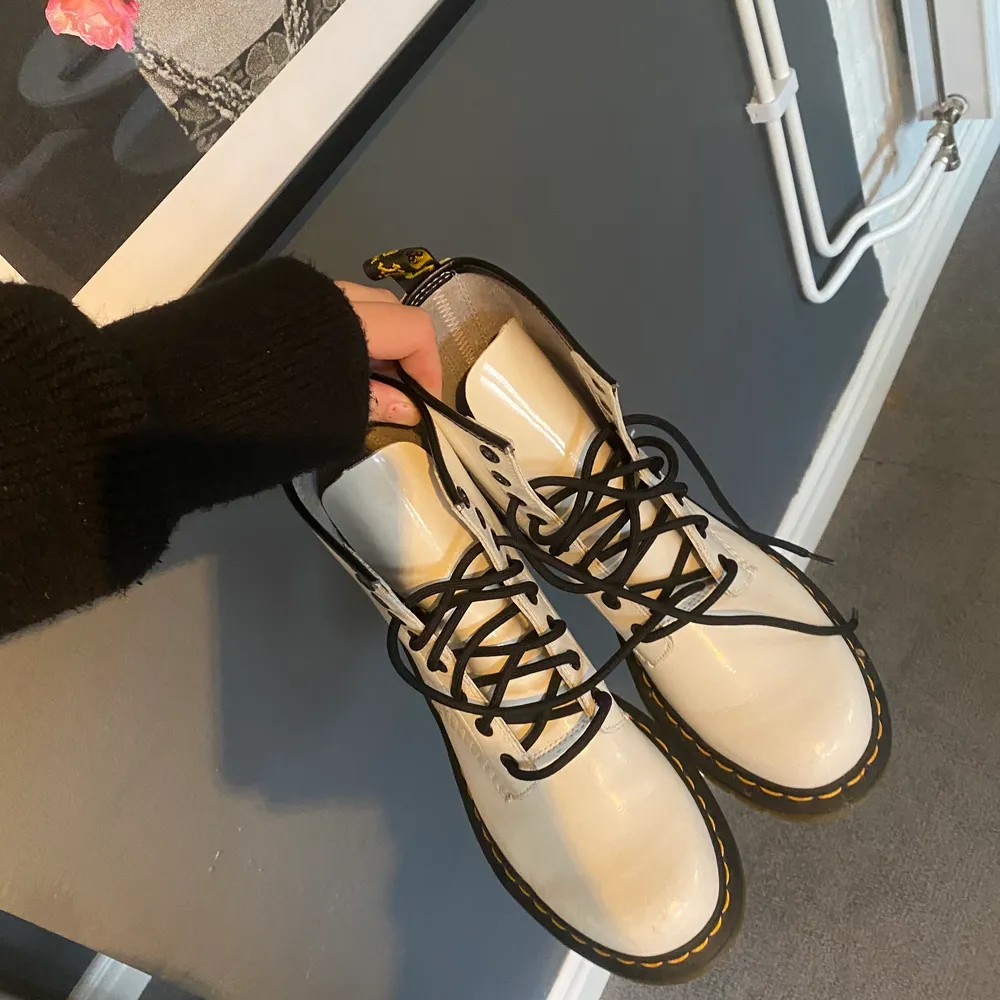 Ett par vita dr martens i st 39.Anvädna ca 3 gången,tyvärr lite märken längst fram på högra skon men inget som syns sp väl.. Skor.