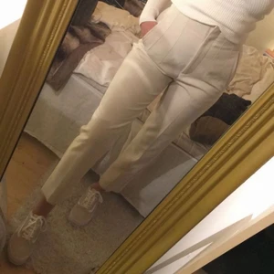 kostymbyxor - Säljer dessa biege kostynyxor som är köpa från zara. Endast testade, säljer pga köpt fel storlek. Frakt tillkommer