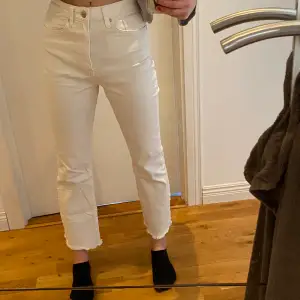 Jättefina vita jeans från na-kd 