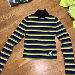 Långärmad tröja - Pris kan diskuteras!! Långärmad tröja från hm och deras kollektion med kangol.  Aldrig använd och passar bra till hösten då materialet är tjockare och den är långärmad💚💚 skriv för fler frågor