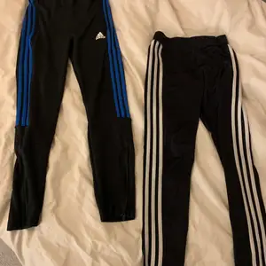 Adidasbyxor med blåa stripes och dragkedja nertill även luftande material nertill storlek xxs      Väldigt fint skick.    Adidasbyxor med vita stripes storlek xxs i fint skick förutom att loggan har lossnat😕      köparen står för frakten (66kr)☺️ nypris för allt är 600kr, mitt pris för allt inklusive frakt är 86kr