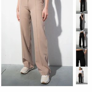 Madlady kostymbyxor storlek S - Säljer mina kostymbyxor från madlady. Dom är i använt skick men fortfarande i ett väldigt bra skick.